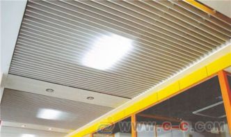 弗岚思防火耐候大型广场挂片铝天花 现代建筑的安全与美学选择